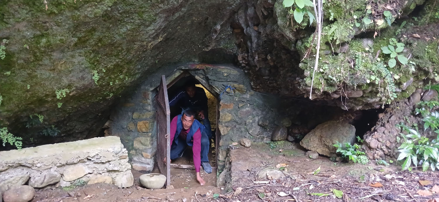 पर्यटक लोभ्याउने रामपुरको वशिष्ठ गुफा